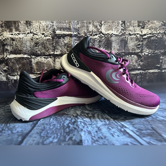 Women’s Topo Athletic Ultrafly 4 in Wine/Black - Picture 1 of 7